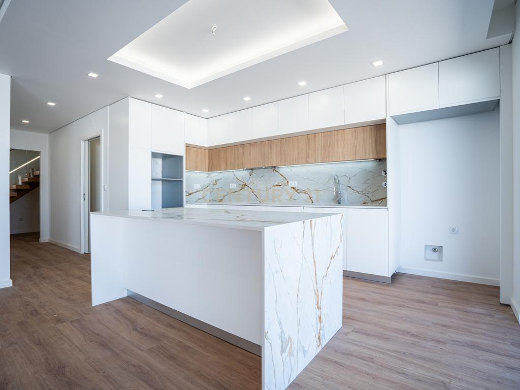Moradia Térrea com piscina e quatro suites - Image 28
