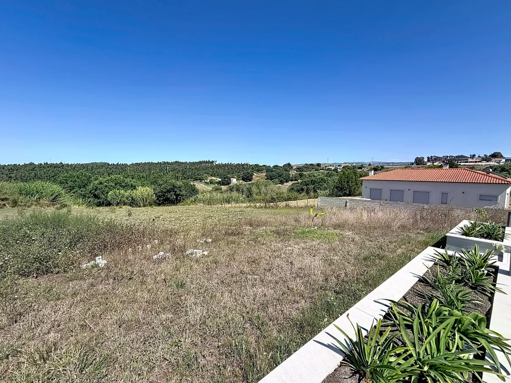 Moradia isolada com amplo terreno de 1.350 m², junto a Alcobaça - Image 13