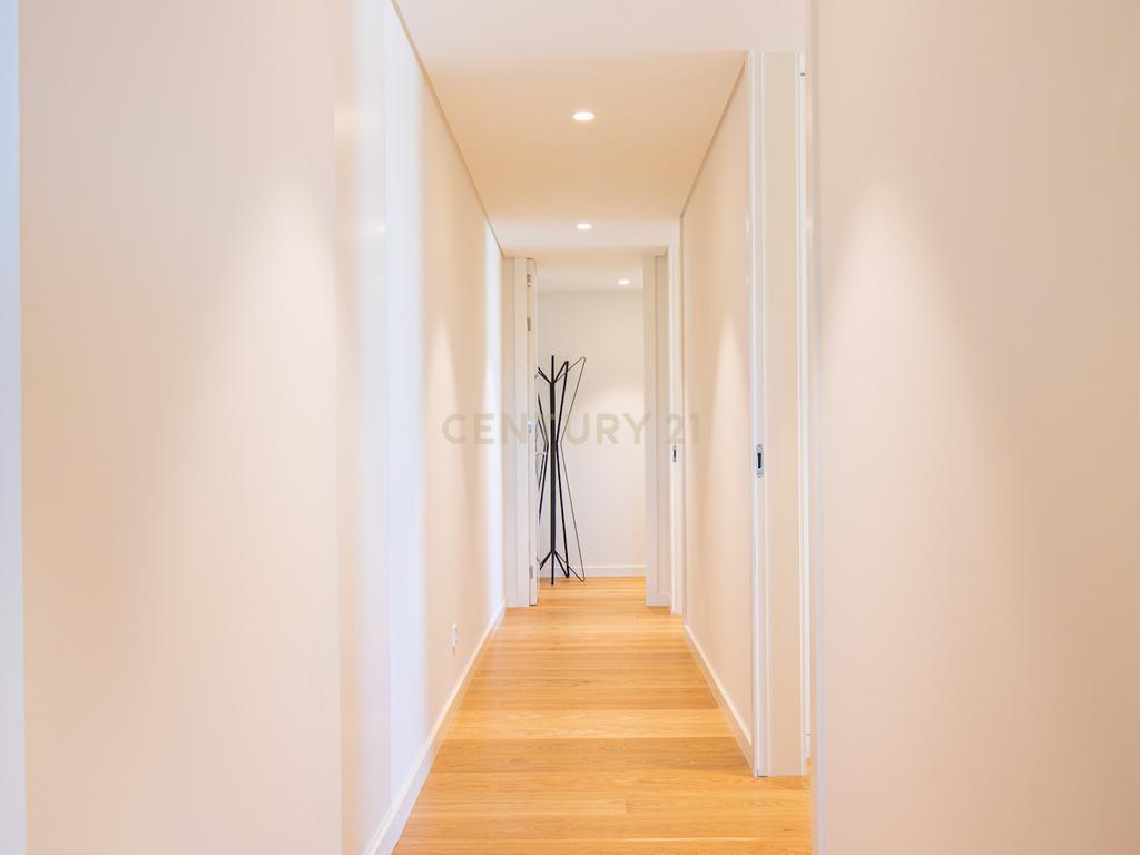 Apartamento de Luxo com 3 Quartos Virado a Sul na prestigiada Infinity Tower - Image 17