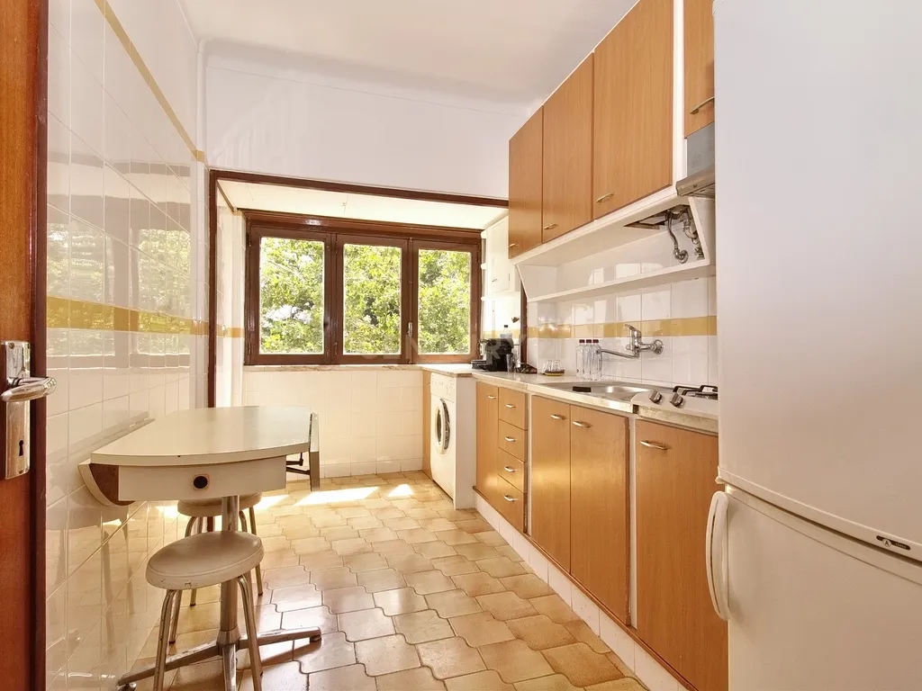 Apartamento T1 com Arrecadação, no Centro da Parede (Rebelva) - Image 3