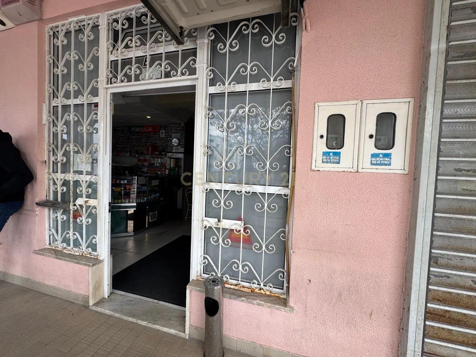 Espaço comercial à venda na Rua Henrique Augusto Pereira, nº2 - Image 32