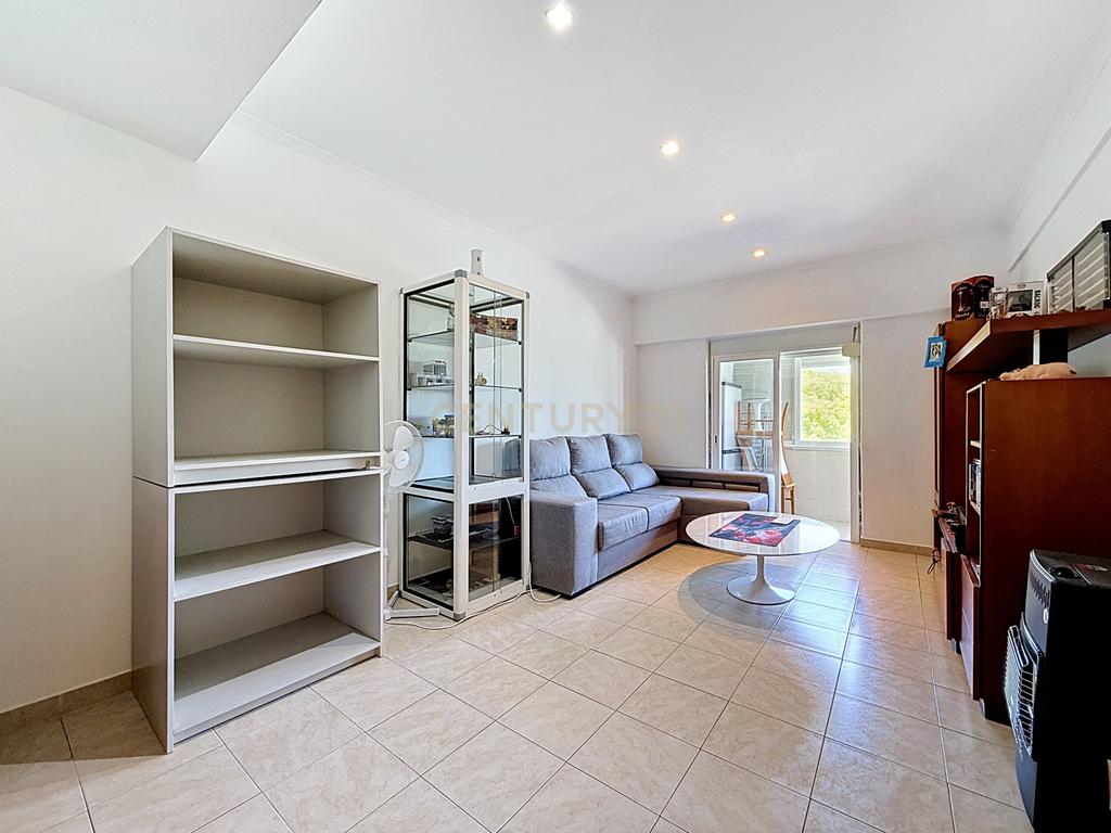 Apartamento T3 em Amora, Seixal - Oportunidade Única! - Image 4