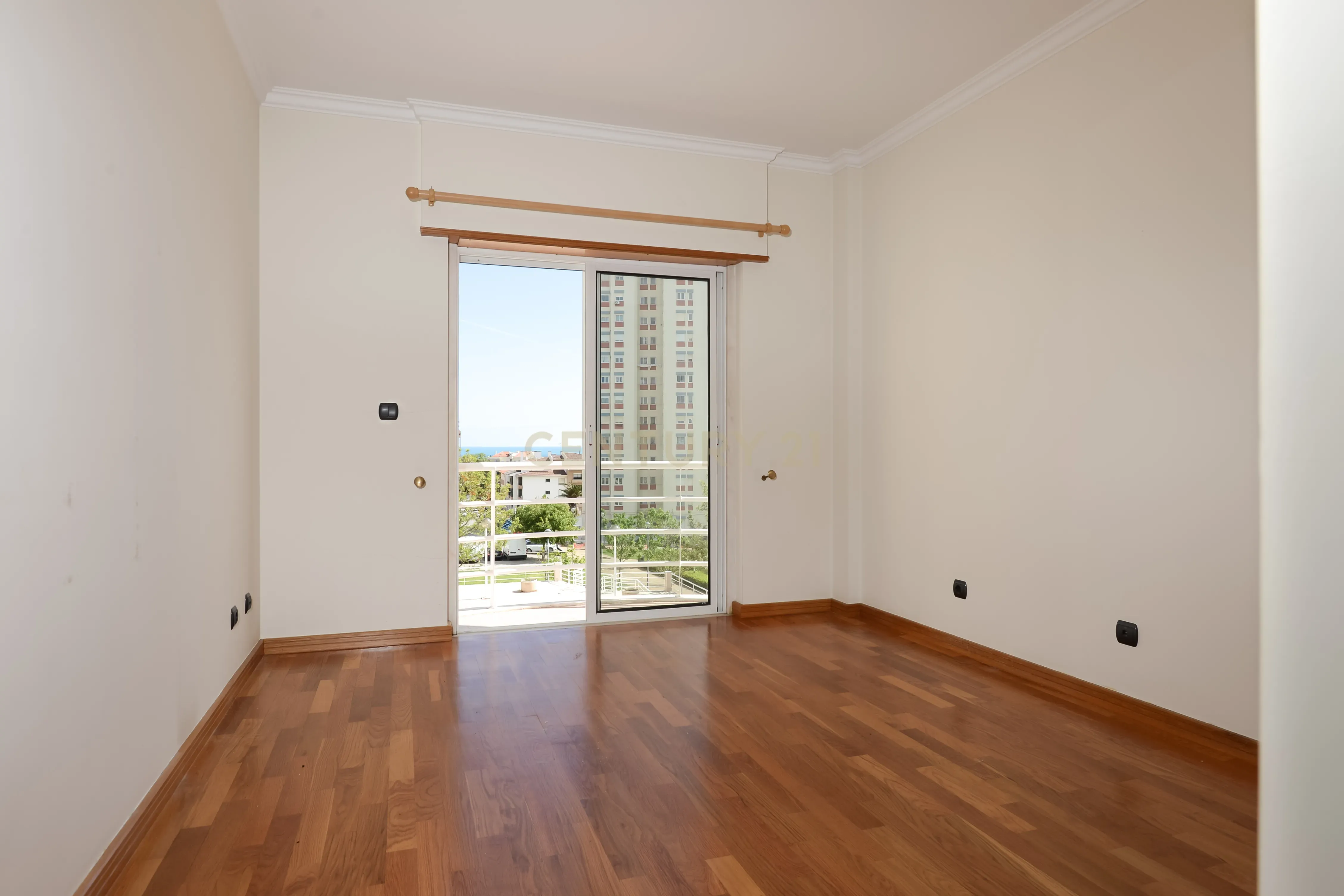 Fotografia 12 de Apartamento T2 com Vista Mar, 2 lugares de garagem na Parede, Cascais