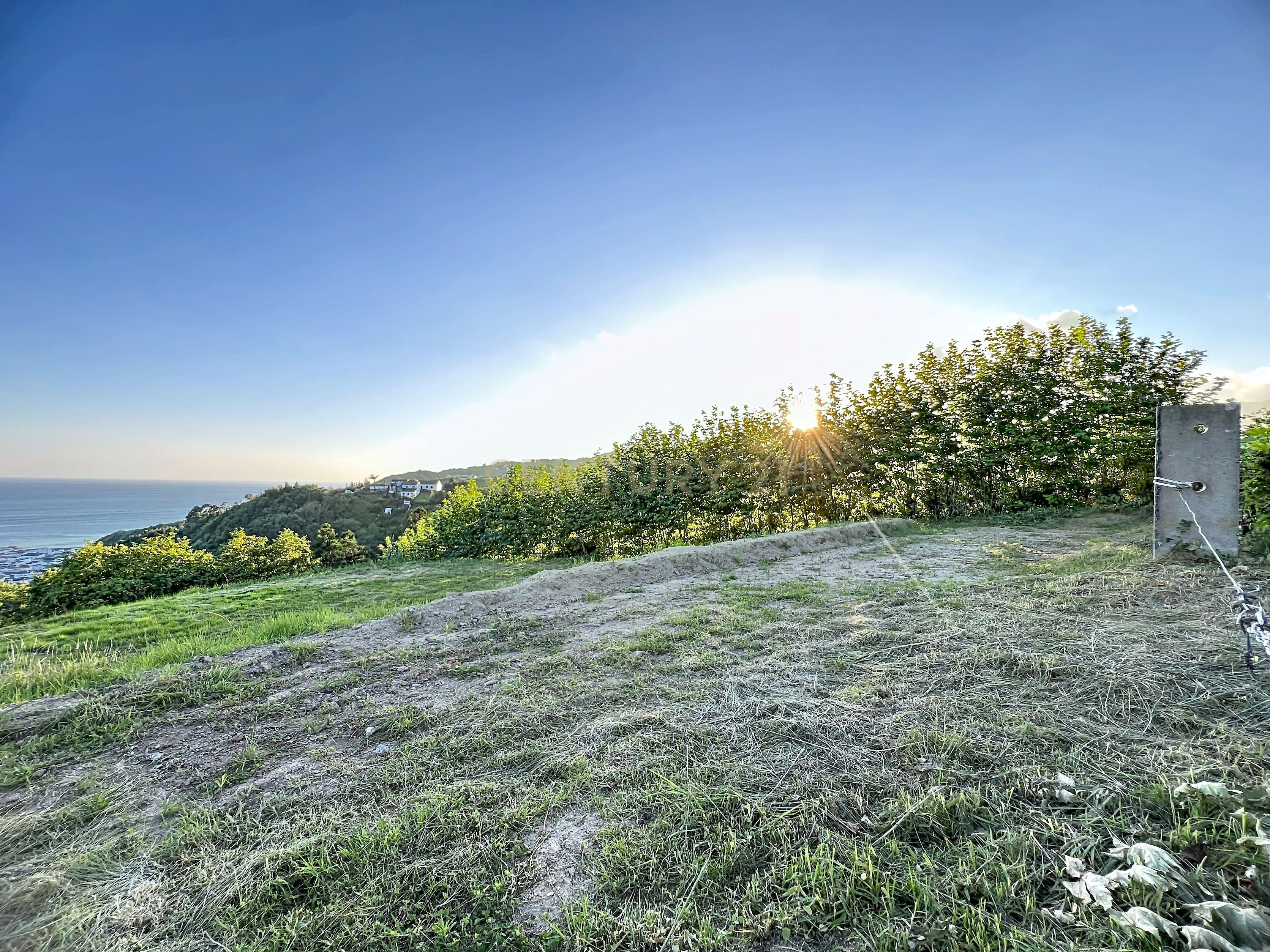 Fotografia 9 de Terreno com vista mar e montanha com projeto aprovado.