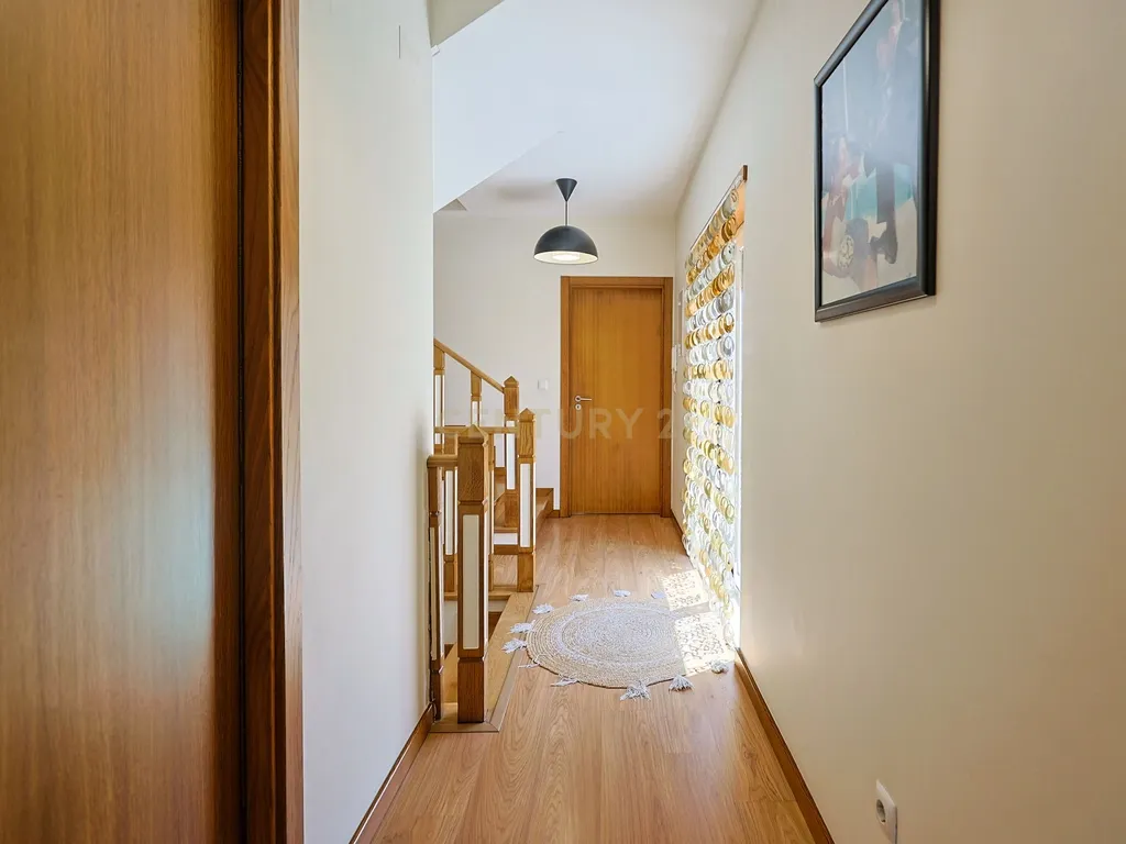 Moradia T3 com garagem e espaços exteriores nos Foros de Amora, Seixal - Image 16