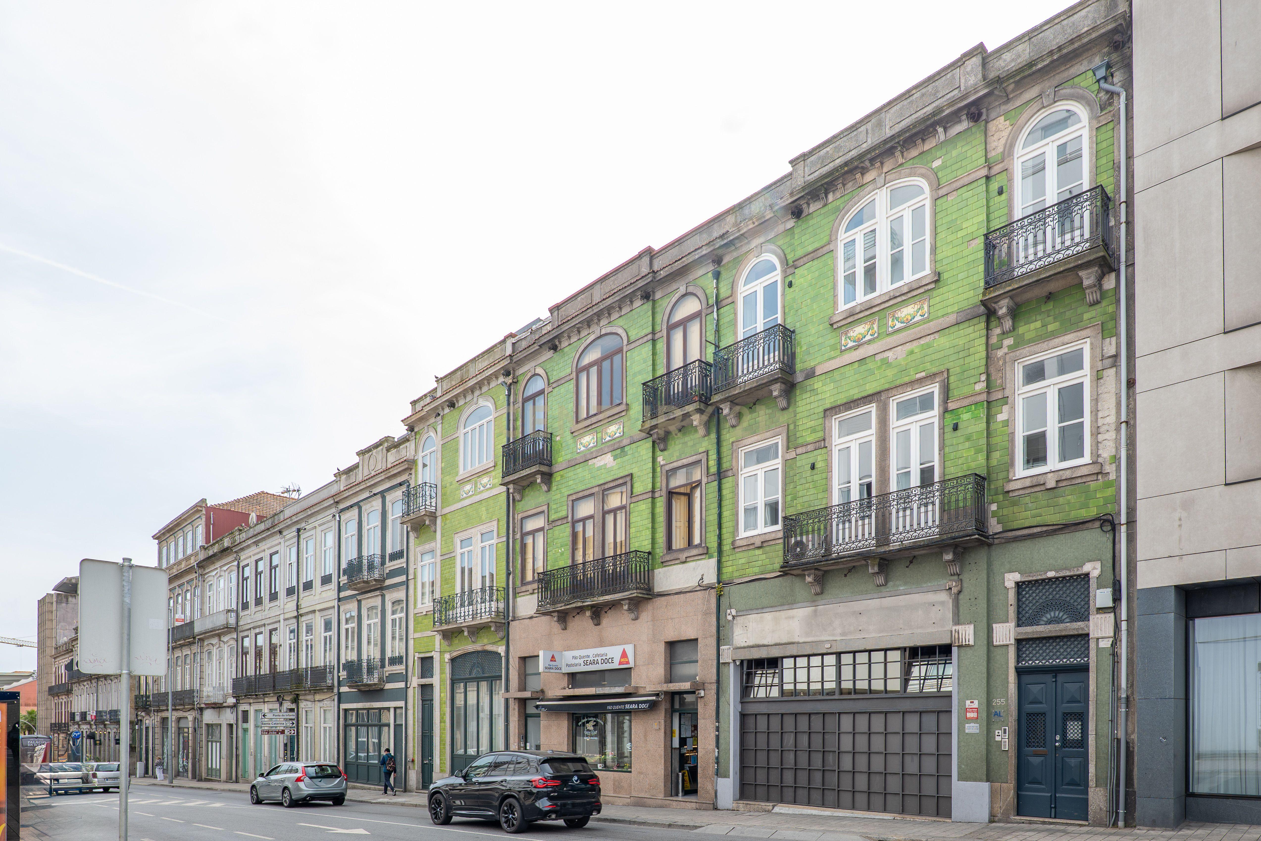 Requintado Apartamento T3 com Terraço no Coração do Porto - Image 32