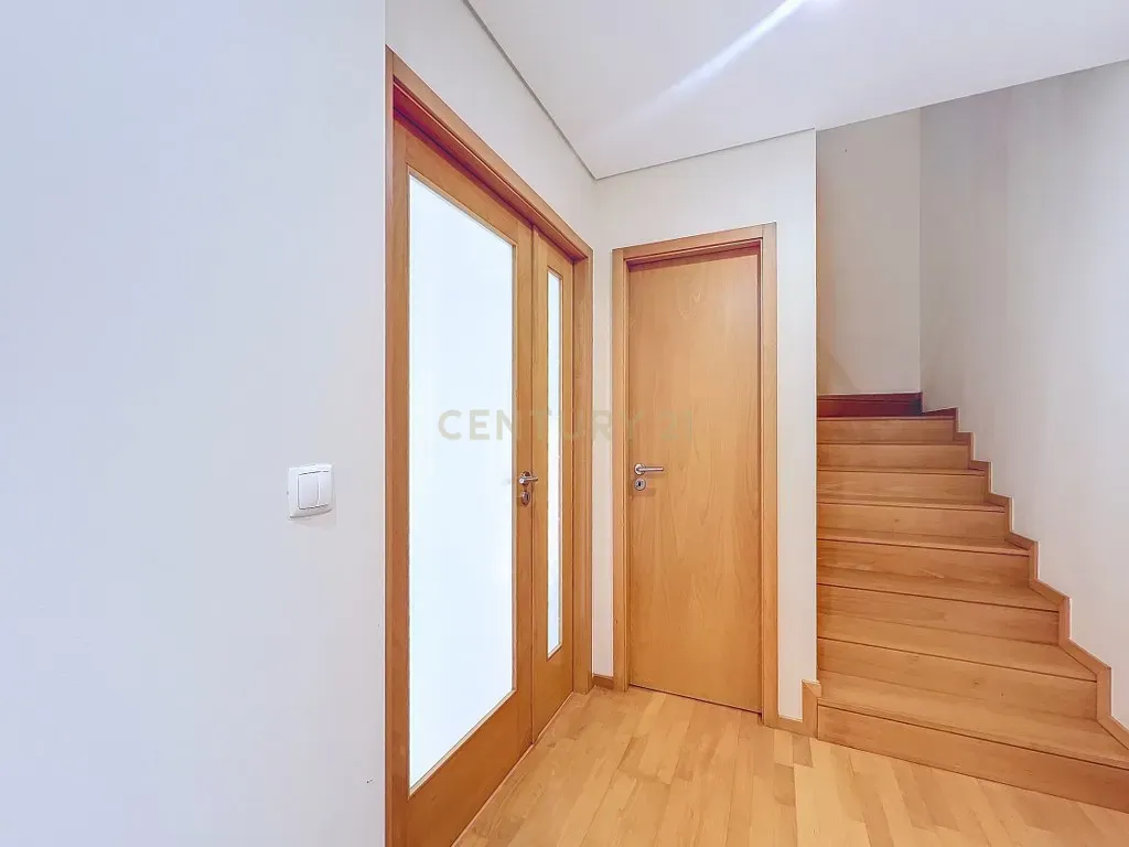 Fotografia 6 de T2 Duplex com 2 Suítes | Último Piso | Garagem Box para 2 Viaturas | Ponta Delgada
