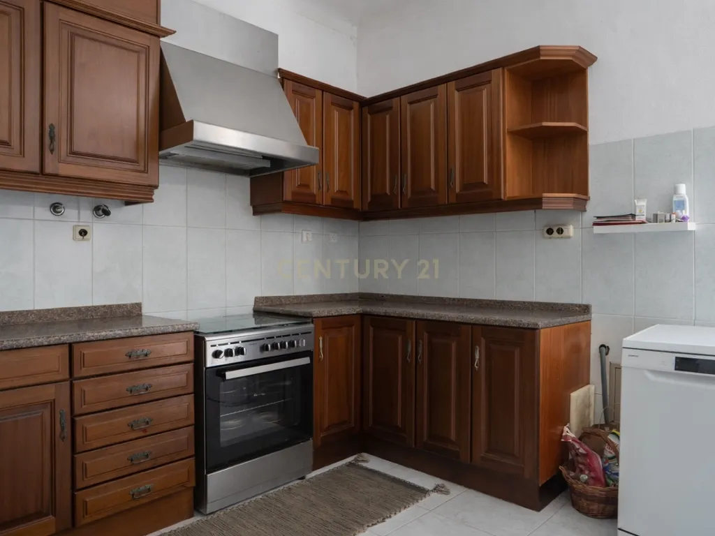 OPORTUNIDADE ÚNICA NA LOUSÃ – MORADIA COM GRANDE POTENCIAL (habitação e comércio) - Image 14