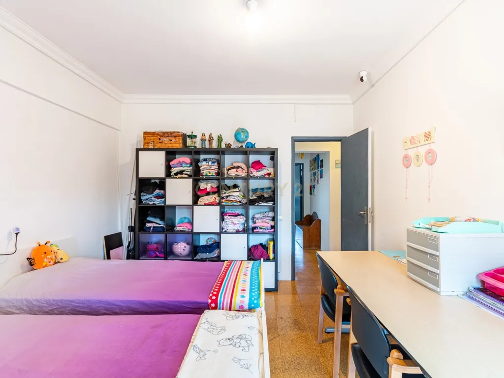 Apartamento T3 em Caneças com Vista e Luz Natural - Image 9