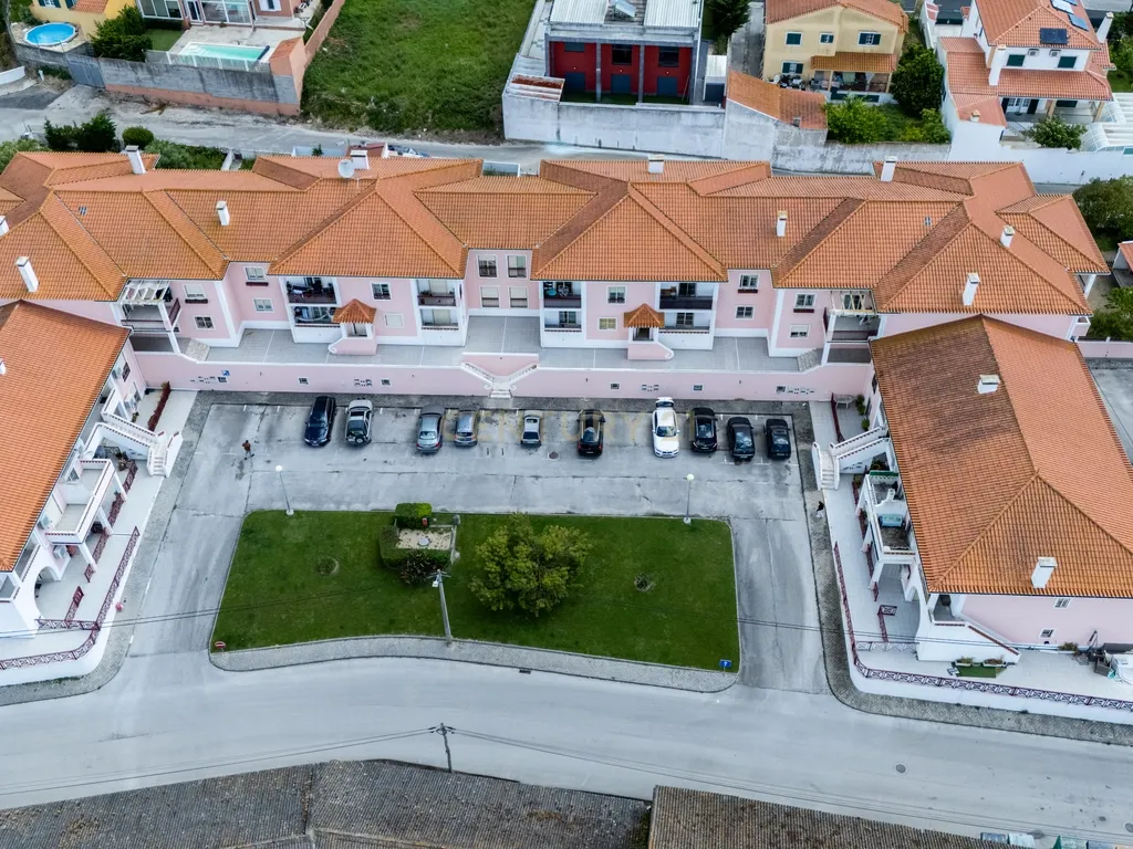 Espaçoso Apartamento T2 Póvoa da Galega com Terraço e Vista Desafogada - Image 2