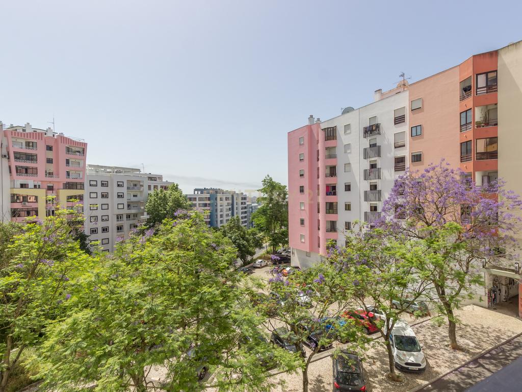 Apartamento T3 com 2 varandas em Almada - Image 1