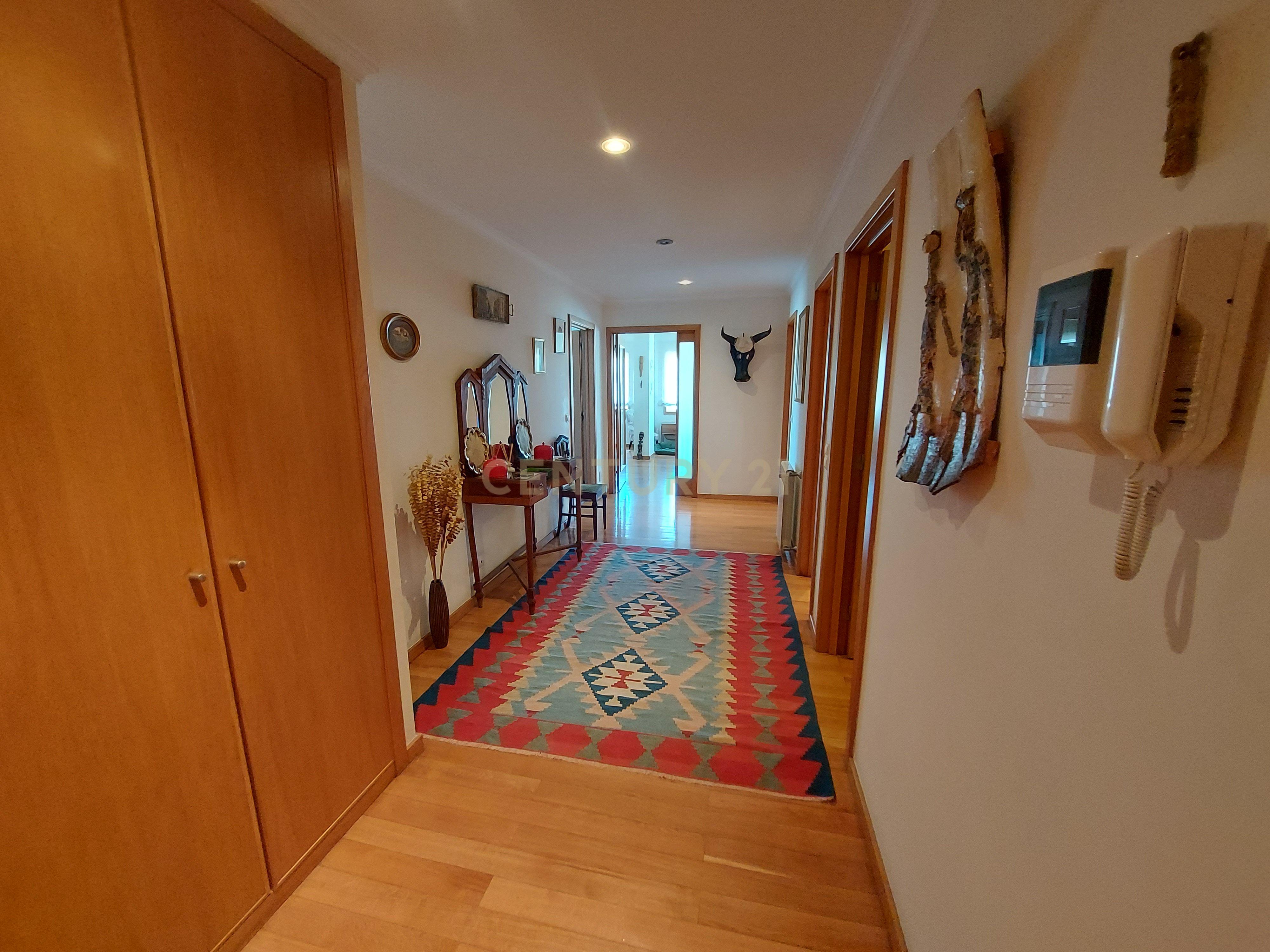 Excelente T4+1 em Vila Nova de Gaia - Image 1