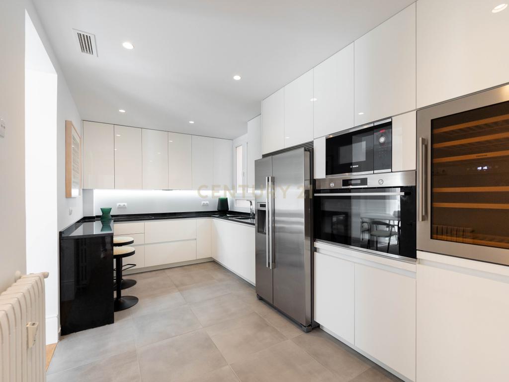 APARTAMENTO RENOVADO COM MOLDURAS E VARANDAS - Image 8
