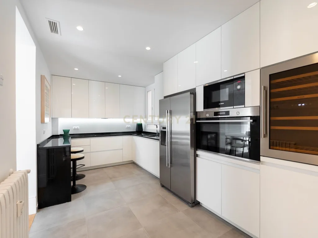 APARTAMENTO RENOVADO COM MOLDURAS E VARANDAS - Image 8