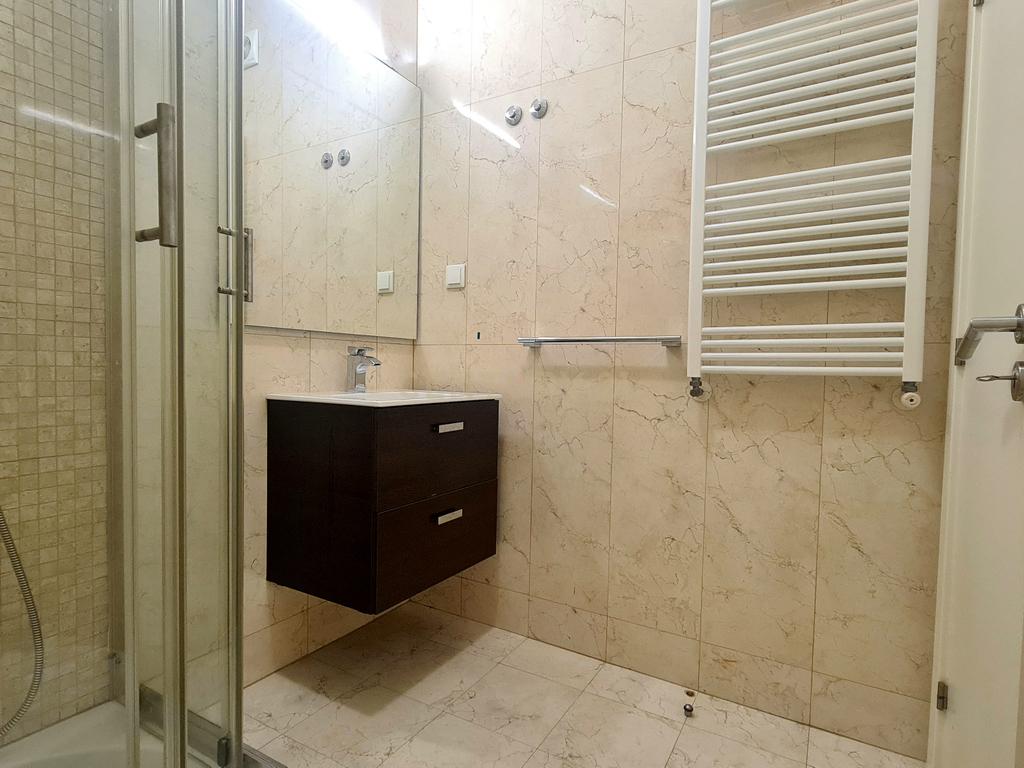 Apartamento Renovado T2 em Santa Clara, Lisboa - Image 11