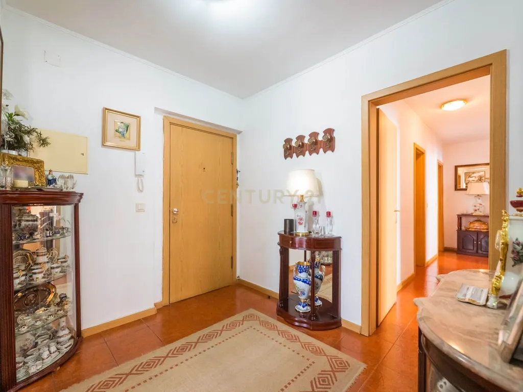 Apartamento T3 na Rua Inácio Duarte, Carnaxide e Queijas - Image 5
