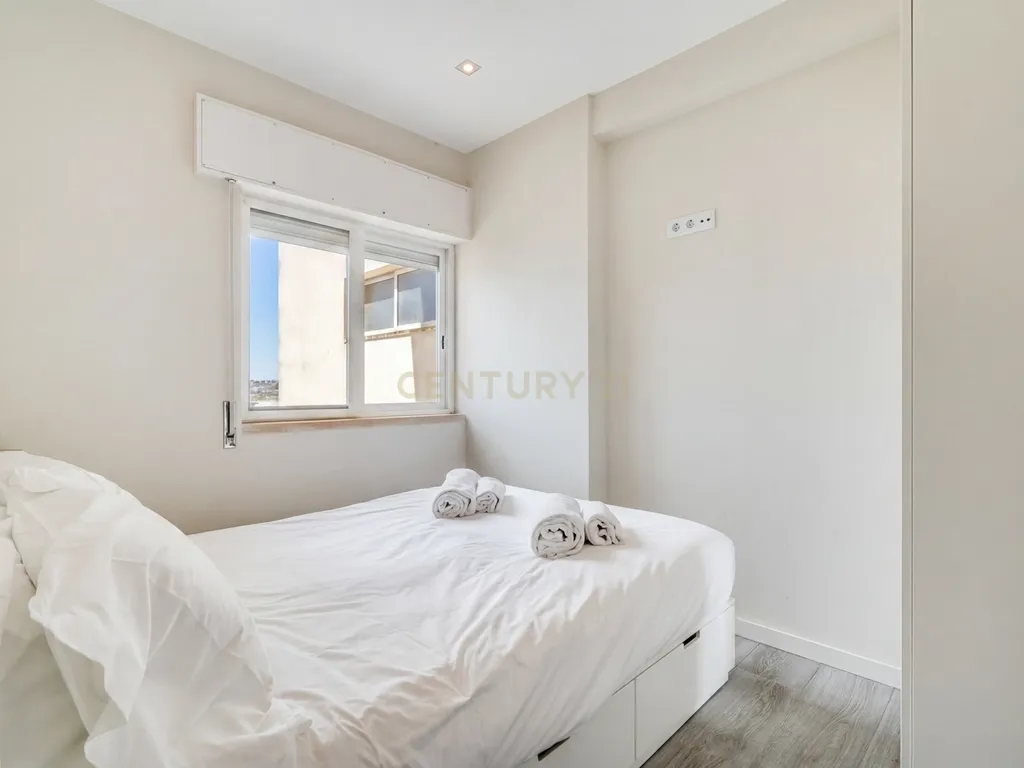 Apartamento T1 com Vista Rio Deslumbrante | AL | Terraço Comum | Estacionamento no Edifício | Como Novo - Image 15