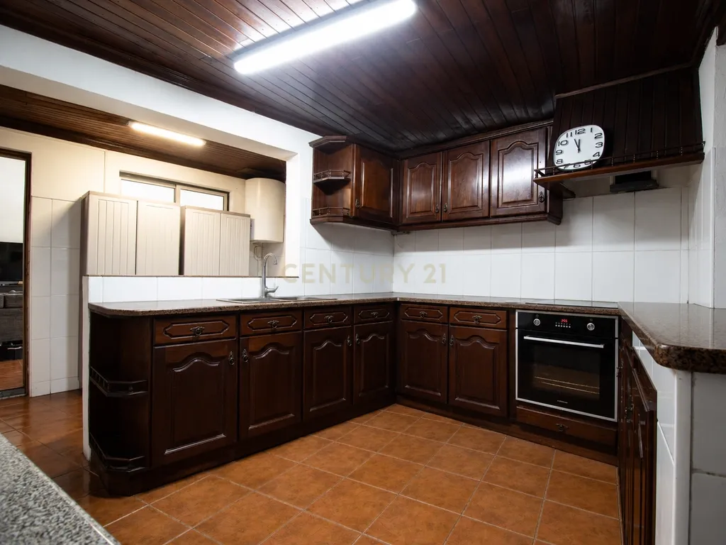 Moradia T4 com Garagem para 3 Carros e Logradouro - Image 14