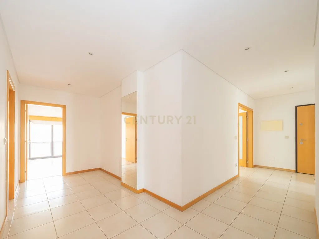Apartamento T3 com Duas Varandas, Garagem Box e Lugar de estacionamento na Vila Serena, Pinhal Novo - Image 33