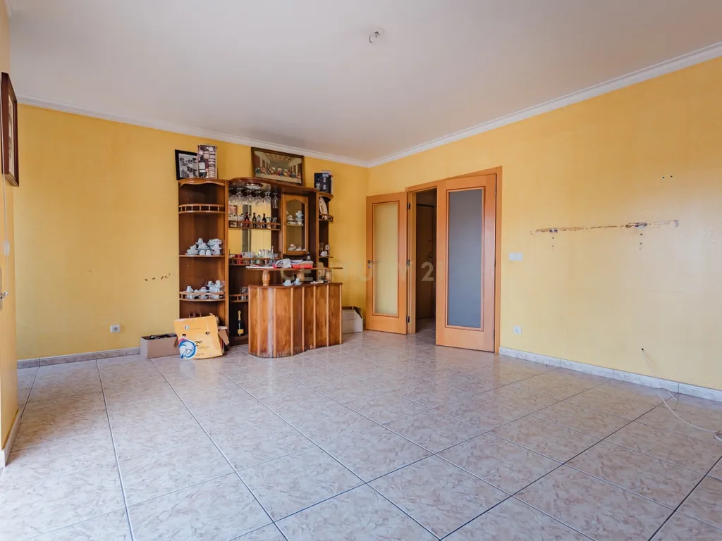 Apartamento T3 com áreas extraordinárias, garagem para 2 carros e perto da praia! - Image 4