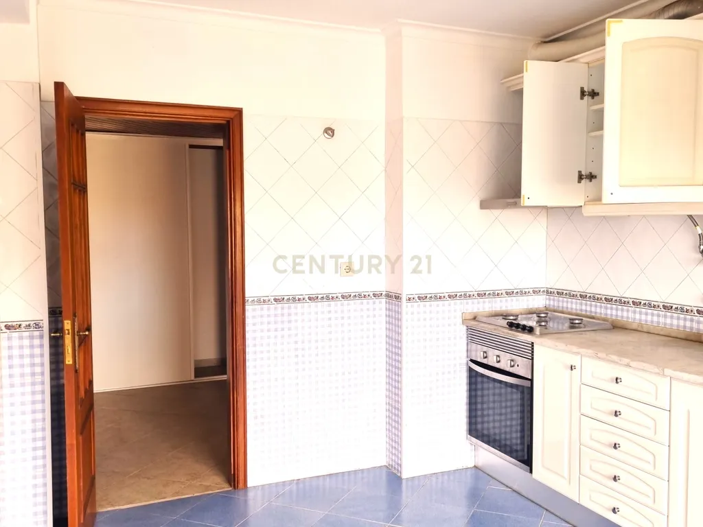 Apartamento T2 com Vista Panorâmica e garagem - Image 8