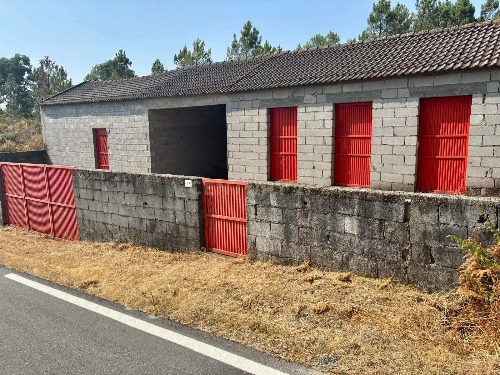 Fotografia 11 de Arrecadação com área exterior em Pinheiro, Aguiar da beira