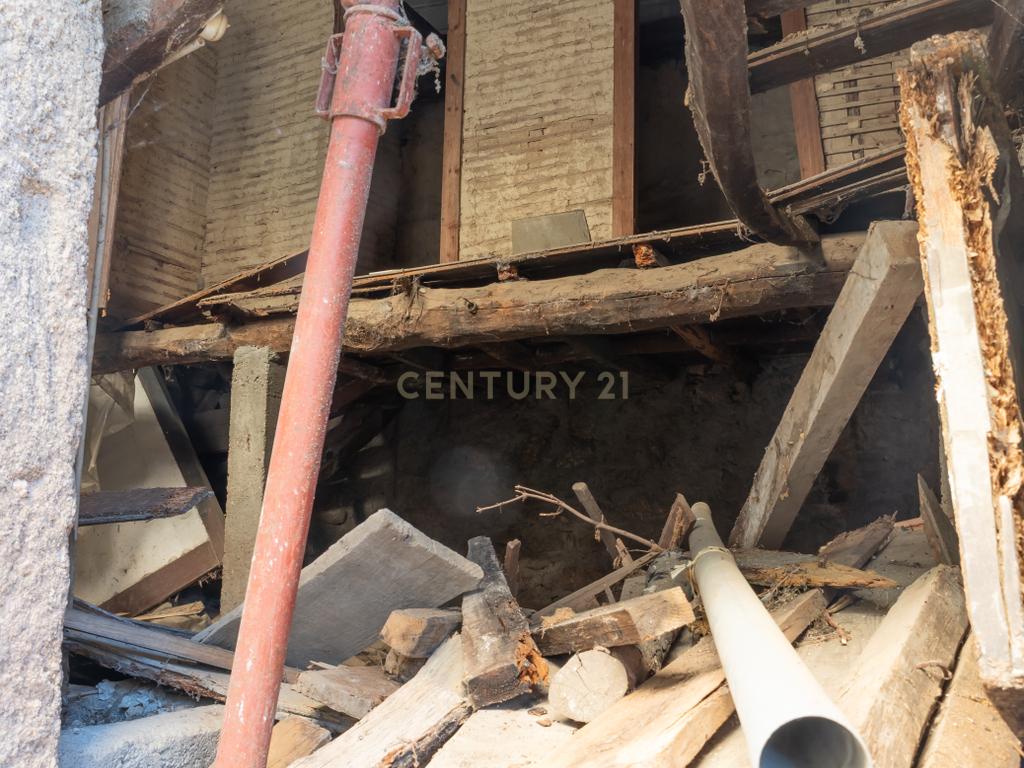 Imóvel Para Reconstrução Acessível em Localização Privilegiada - Image 4