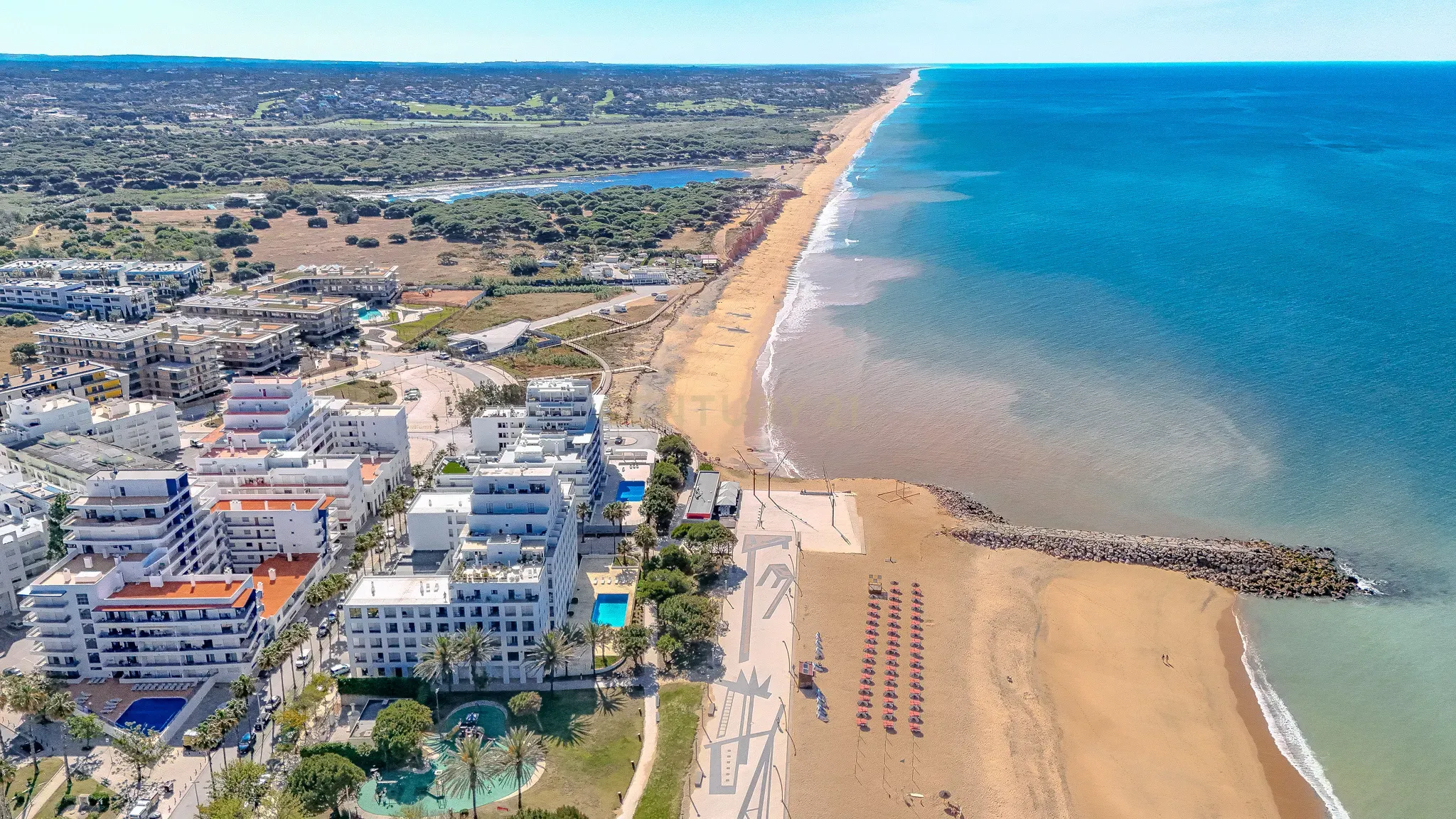 Apartamento T2 com Vista Mar na Primeira Linha de Praia – Quarteira - Image 1