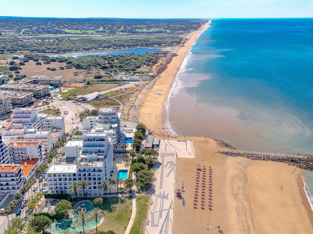 Apartamento T2 com Vista Mar na Primeira Linha de Praia – Quarteira - Image 1