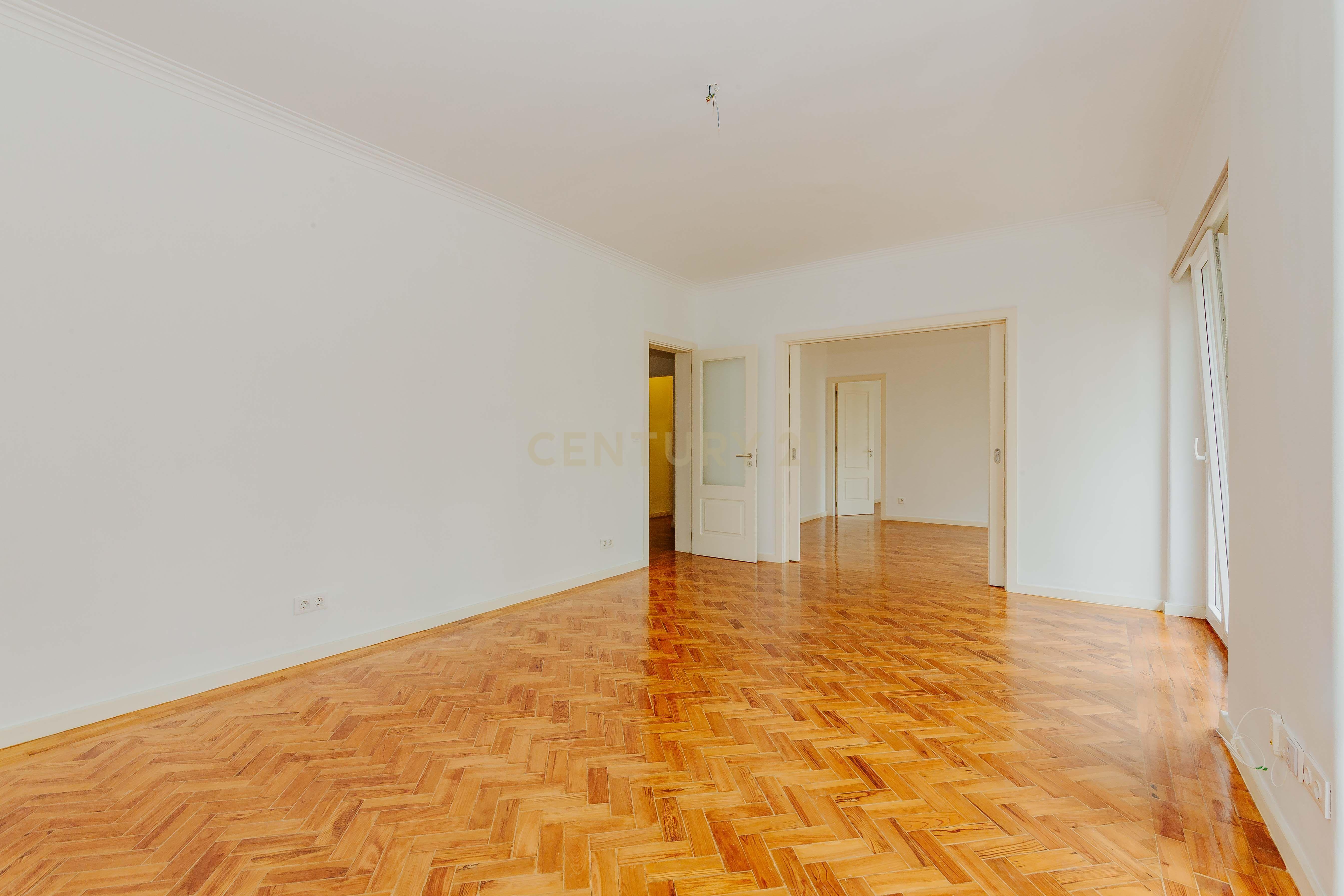 APARTAMENTO T5 REMODELADO SALDANHA LISBOA - Image 15