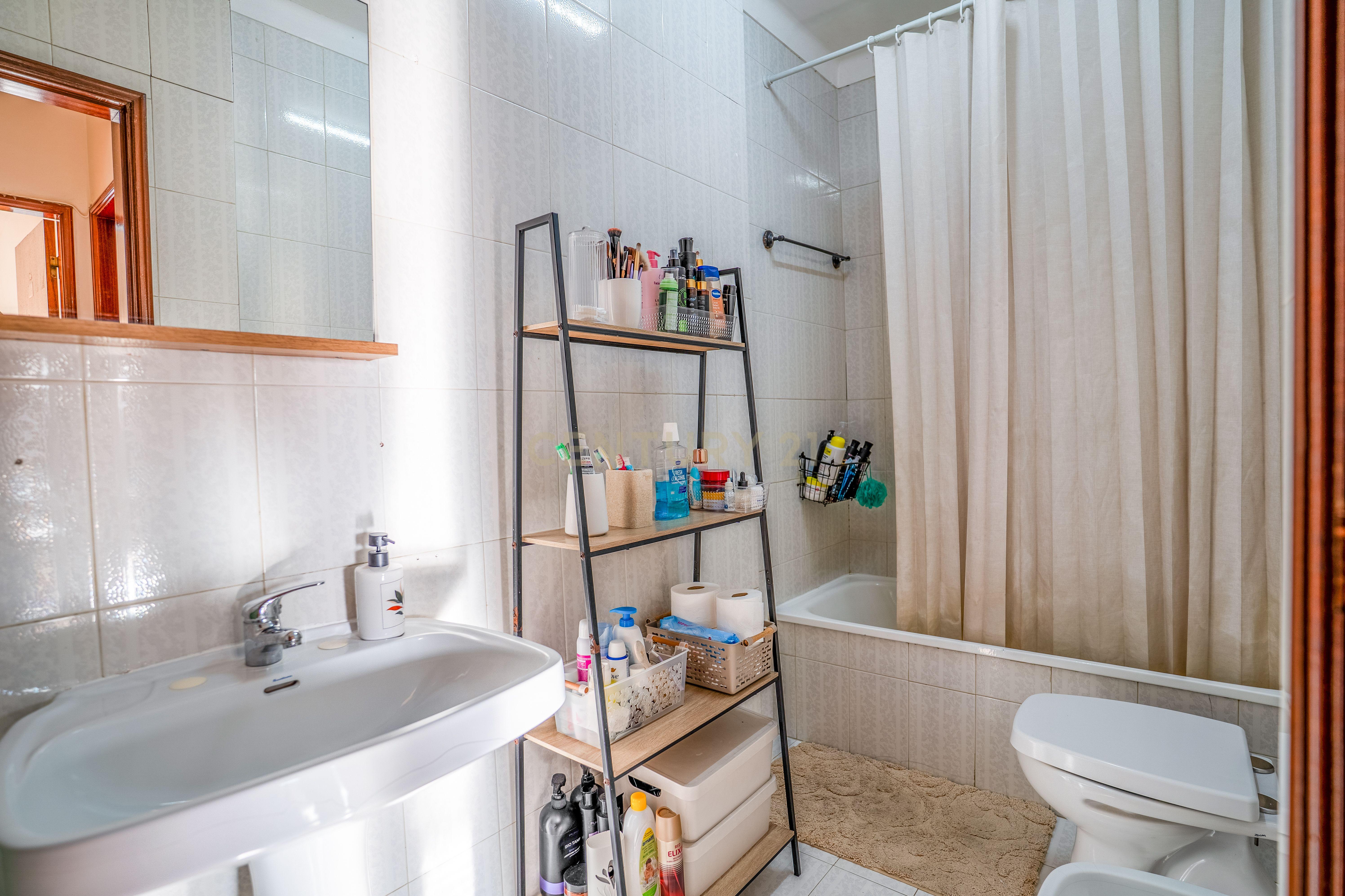 Fotografia 12 de Apartamento T2 em Caldas, junto ao Parque D. Carlos e Centro Comercial La Vie