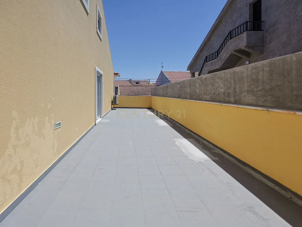 Moradia T3 com garagem e espaços exteriores nos Foros de Amora, Seixal - Image 22