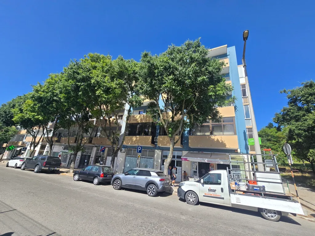Apartamento T3 totalmente remodelado em Almada - Image 25
