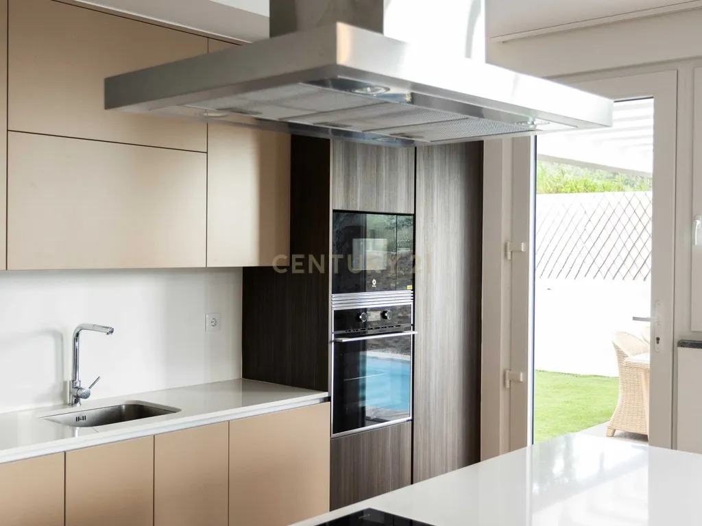 Moradia V4 isolada de arquitetura contemporânea com piscina, com vista para Serra da Arrábida - Image 5