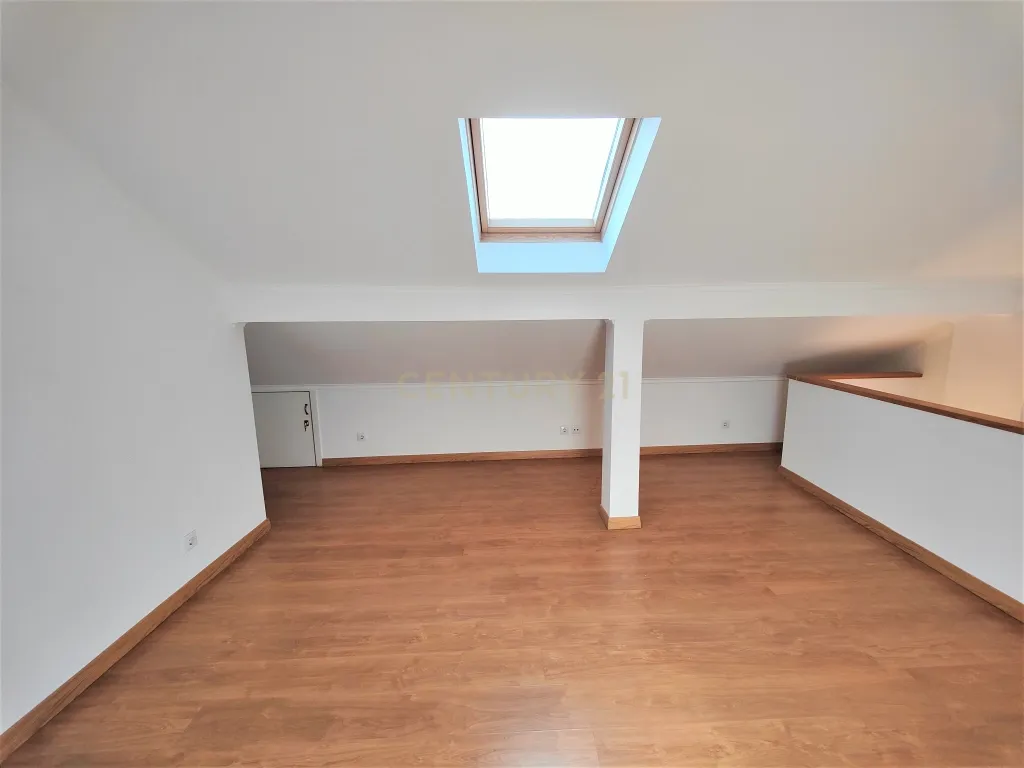Apartamento T3+1 duplex com vista desafogada e muita luz Natural á Praça de Londres - Image 17