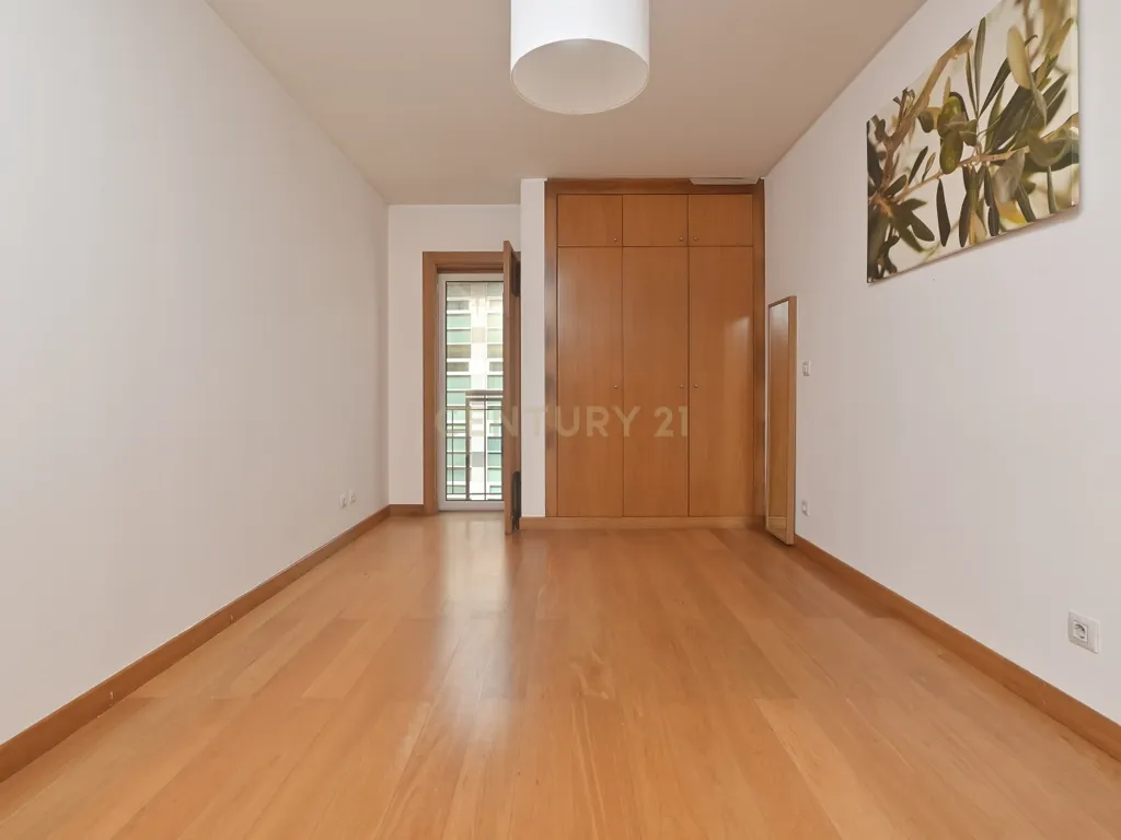 T2 com garagem, para arrendar - Av. Infante Santo (Lisboa) - Image 10