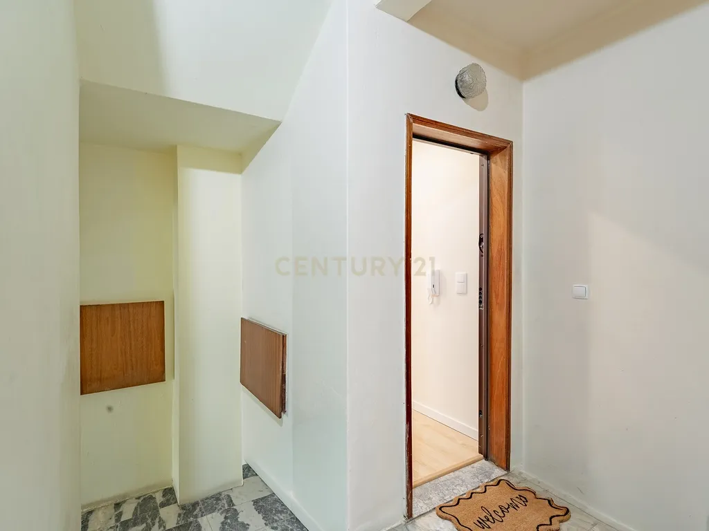 Apartamento T2 Remodelado na Torre da Marinha - Image 32