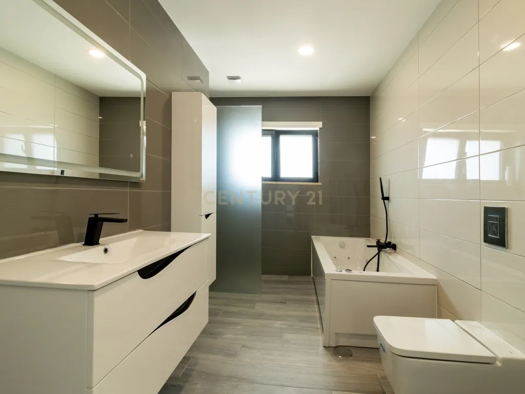 Propriedade Totalmente Renovada com Armazém/Garagem de Grande Dimensão e Piscina em Monte Real - Image 26