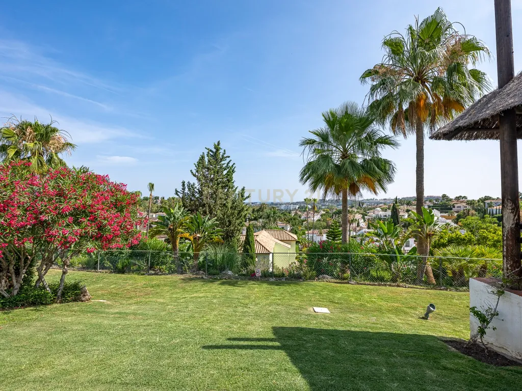 Encantador apartamento de 3 quartos no piso térreo elevado com vista para o mar e para o jardim – Nueva Andalucía. - Image 26