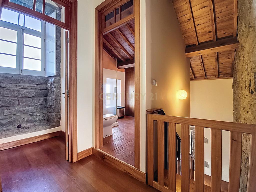 Rústico de Luxo – Moradia Renovada com Vista Mar Deslumbrante - Image 38
