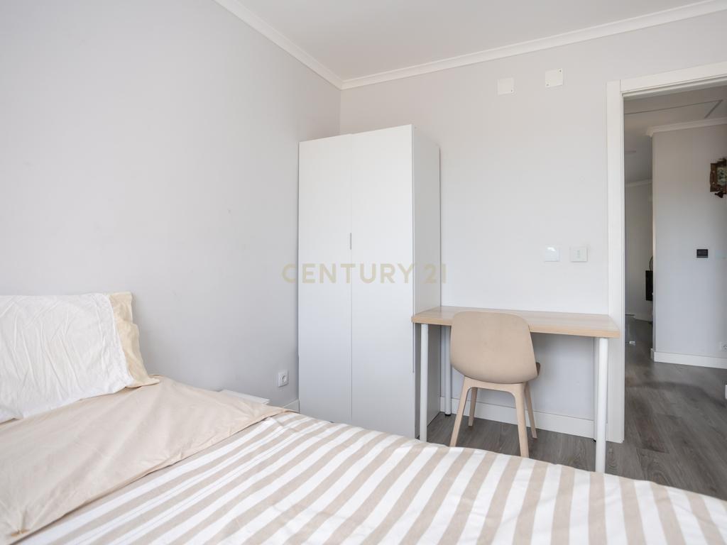 Apartamento T3 mais sótao, num 1 andar em Amora - Seixal - Image 11