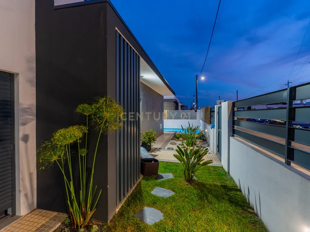 Moradia T3+1 Térrea de gaveto com Piscina, Domótica e Espaço Exterior | Fernão Ferro - Image 42
