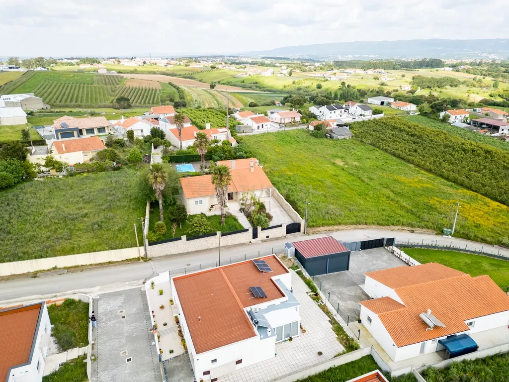 Excelente Moradia T3 Térrea SEMI-NOVA em Alcobaça com Jardim e garagem - Image 24