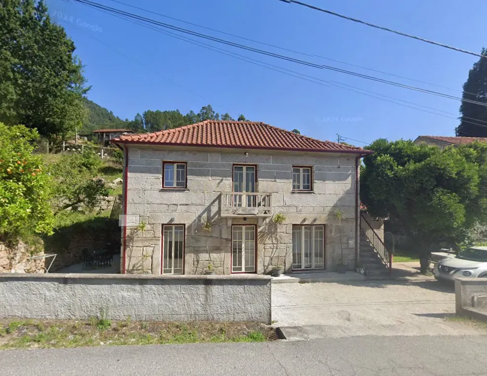 Magnífica Casa com 3 Apartamentos na Vila do Gerês - Image 1