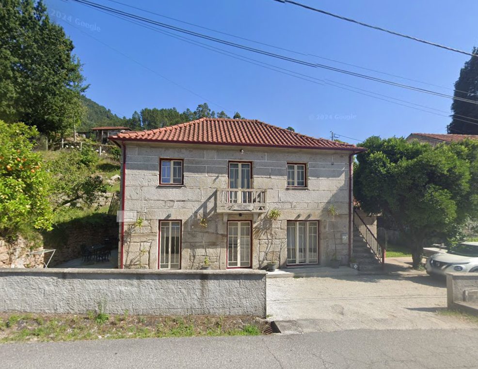  Magnífica Casa com 3 Apartamentos na Vila do Gerês  - Image 1
