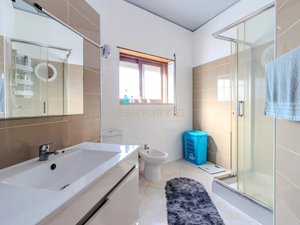 Moradia T3 + T1 + Espaço Comercial – Oportunidade Única no Centro da Vieira de Leiria - Image 30