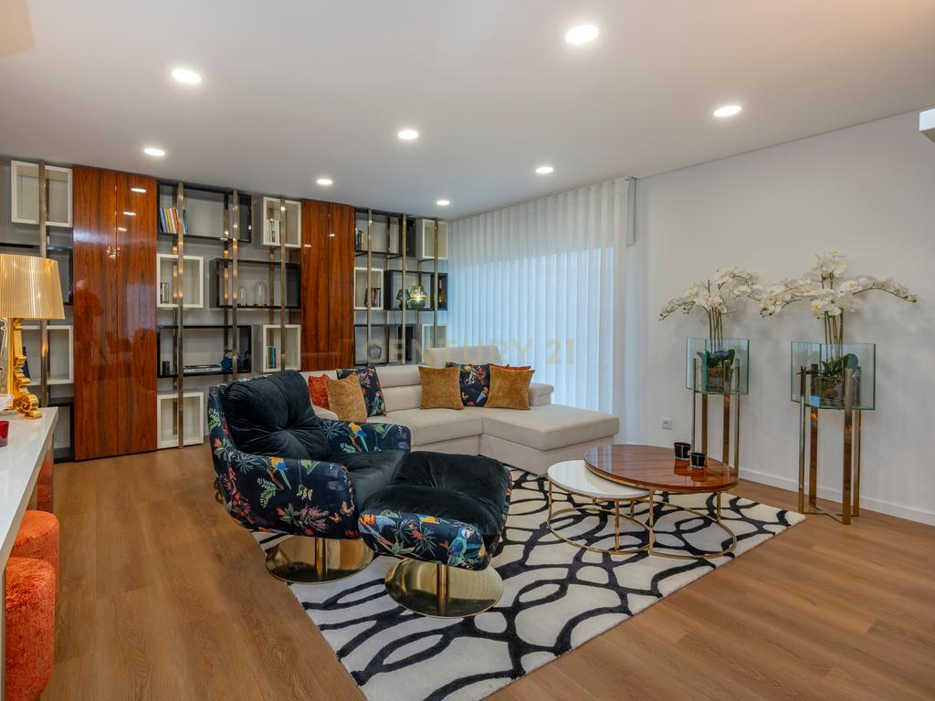 Luxuosa Moradia T5 com Vista Panorâmica em Odivelas - Image 55