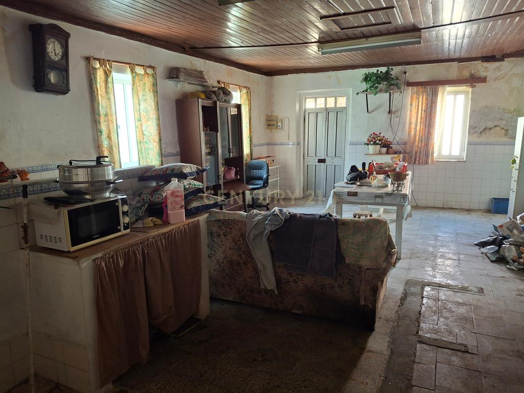 Moradia para Recuperação no Montijo com Jardim e Garagem - Image 28