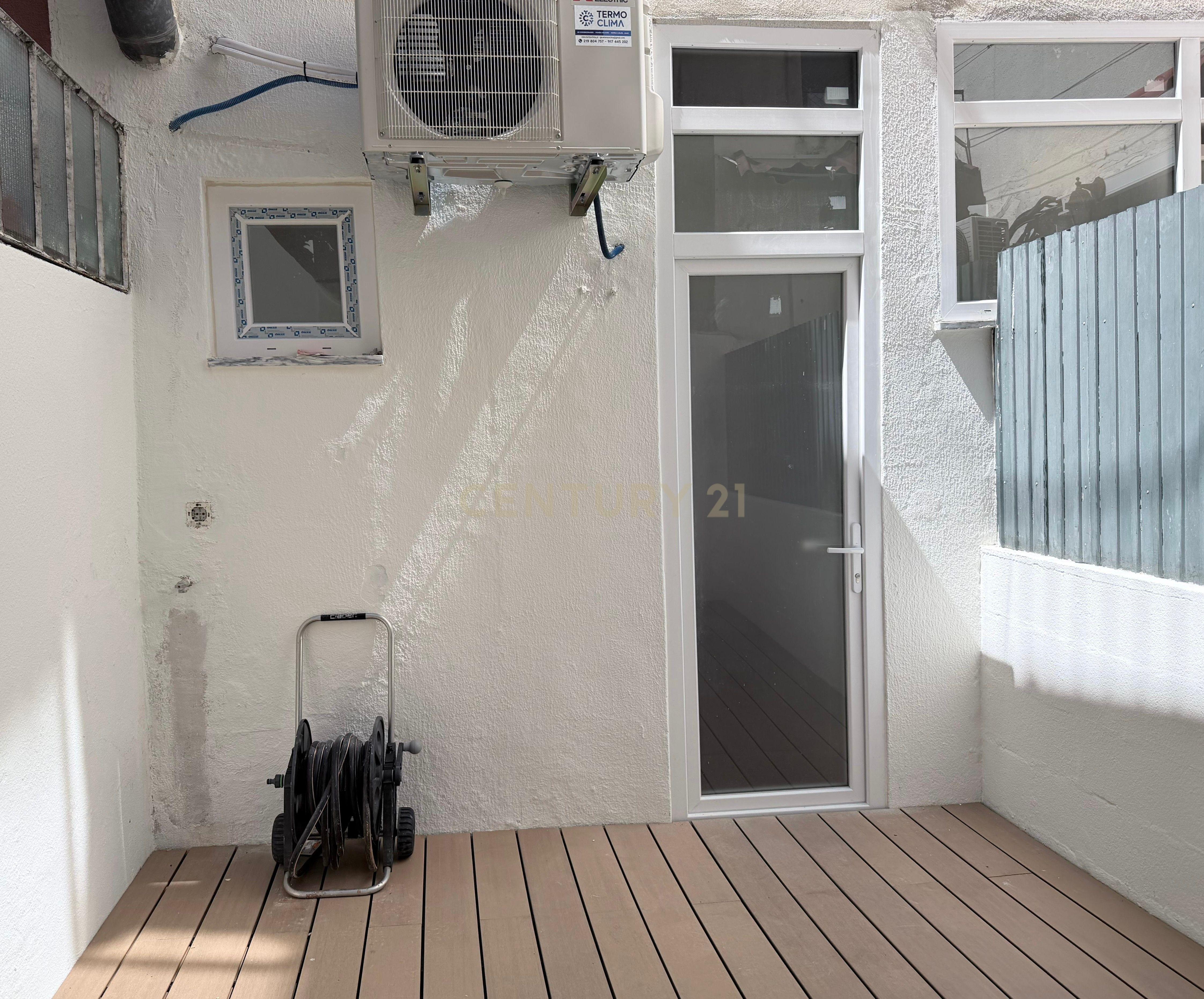 Fotografia 6 de Apartamento Moderno Totalmente Remodelado com Logradouro em Moscavide