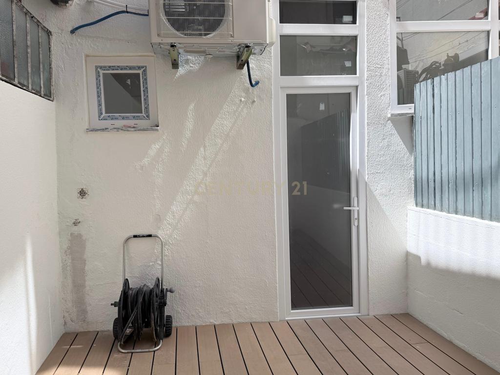 Apartamento Moderno Totalmente Remodelado com Logradouro em Moscavide - Image 6